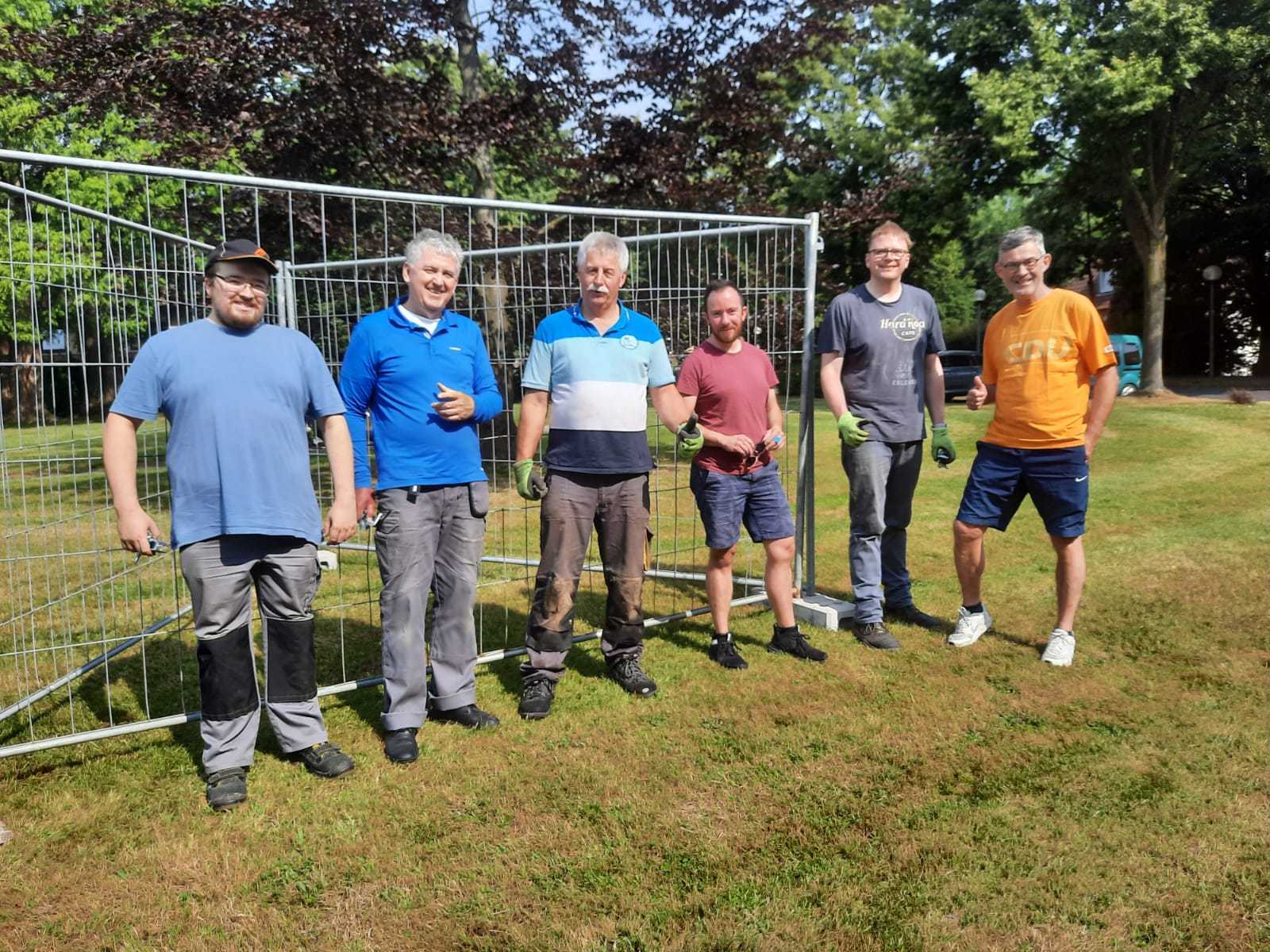 Aufbau der Bauzäune für die Großplakate. Mathias Sundermann ,Udo Hebbelmann, Heinz Dierker, Noah Beiderwellen, Sebastian Krüger, Christoph Ruthemeyer